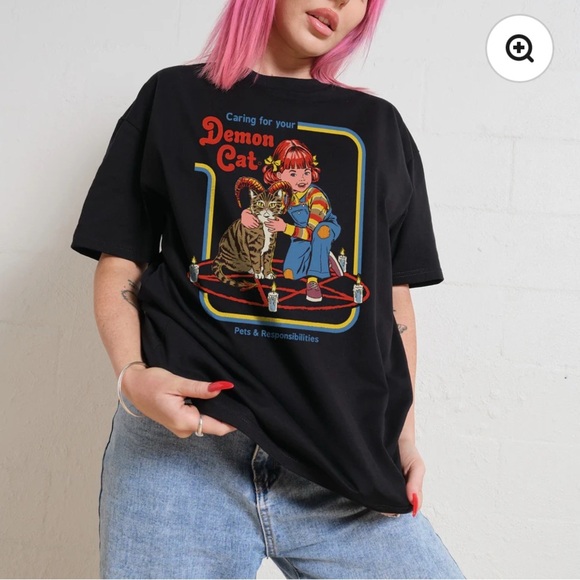 Hot Topic Tops - Dark Black Graphic T-Shirt with Unique Design